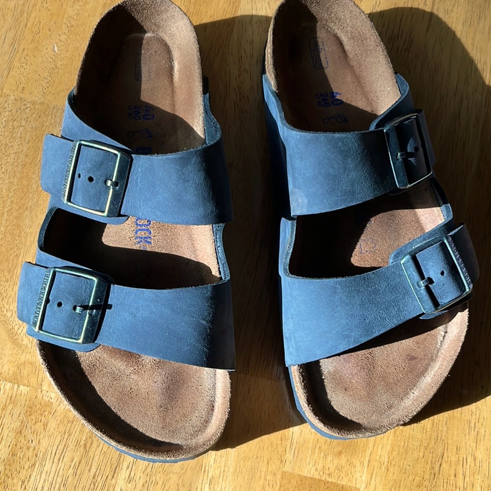 Birkenstock Arizona Oiled Leather in Charcoal.  Soft footbed.
